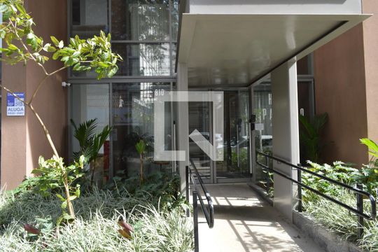 Fachada + Plaquinha de apartamento para alugar com 1 quarto, 23m² em Vila Mariana, São Paulo