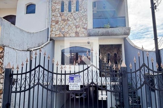 Fachada de casa à venda com 3 quartos, 260m² em Vila Curuçá, Santo André