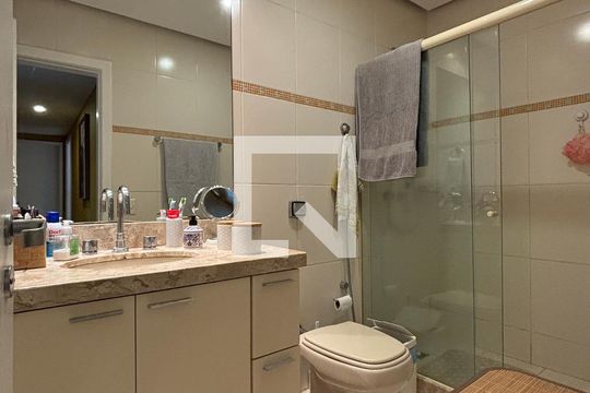 Banheiro social de apartamento à venda com 2 quartos, 114m² em Humaitá, Rio de Janeiro