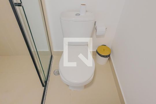 Banheiro de kitnet/studio à venda com 1 quarto, 27m² em Pinheiros, São Paulo