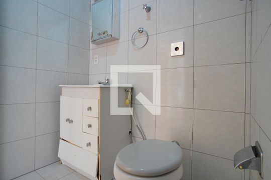 Banheiro de apartamento à venda com 2 quartos, 60m² em São Sebastião, Porto Alegre