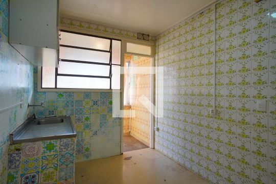 Cozinha de apartamento à venda com 2 quartos, 60m² em São Sebastião, Porto Alegre