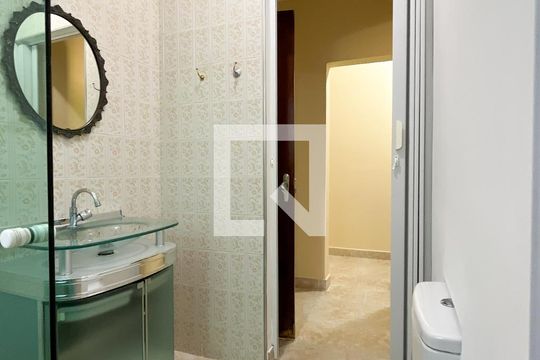 Banheiro de casa para alugar com 2 quartos, 75m² em Jaraguá, São Paulo