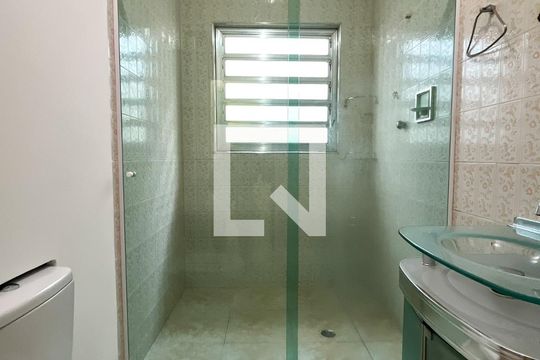 Banheiro de casa para alugar com 2 quartos, 75m² em Jaraguá, São Paulo