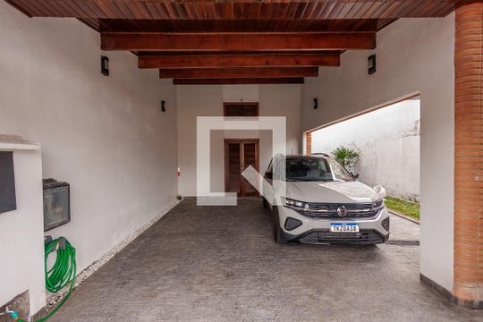 Garagem de casa para alugar com 4 quartos, 256m² em Vila Jaboticabeira, Taubaté