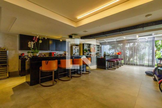 Sala de casa de condomínio para alugar com 5 quartos, 444m² em Recreio dos Bandeirantes, Rio de Janeiro