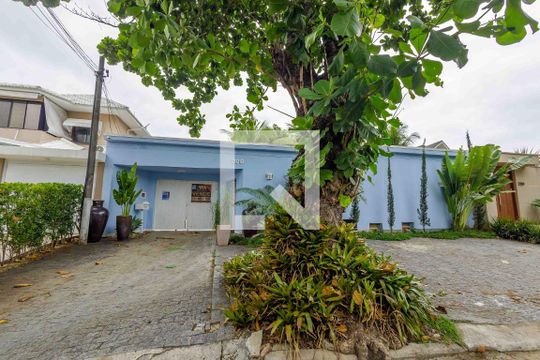 Fachada de casa de condomínio para alugar com 5 quartos, 444m² em Recreio dos Bandeirantes, Rio de Janeiro