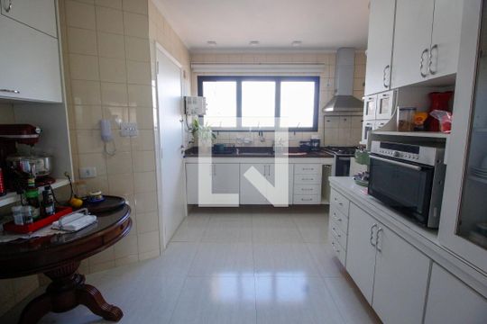 Cozinha de apartamento para alugar com 2 quartos, 90m² em Jardim Monte Kemel, São Paulo