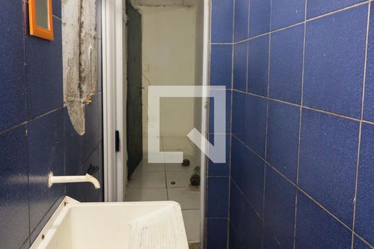 Banheiro de kitnet/studio para alugar com 1 quarto, 30m² em Nonoai, Porto Alegre