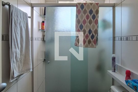 Banheiro da Suíte de casa de condomínio à venda com 3 quartos, 110m² em Parque Santo Antonio, São Bernardo do Campo