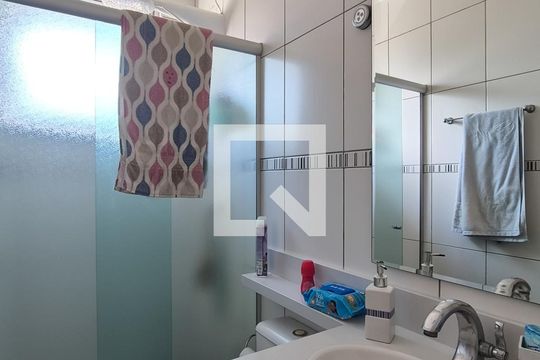 Banheiro da Suíte de casa de condomínio à venda com 3 quartos, 110m² em Parque Santo Antonio, São Bernardo do Campo