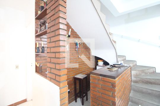 Escada de casa à venda com 4 quartos, 134m² em Interlagos, São Paulo