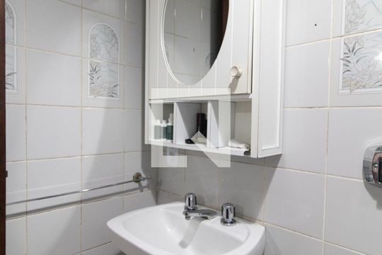 Banheiro suíte 1 de casa à venda com 4 quartos, 262m² em Camaquã, Porto Alegre