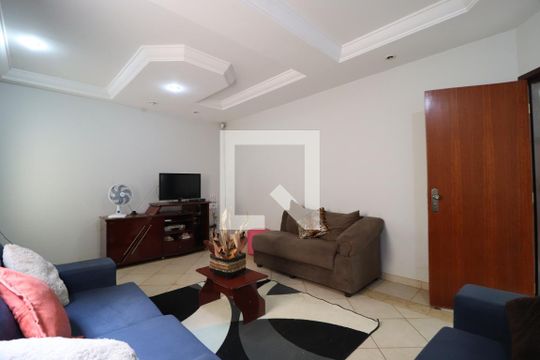 Sala de TV de casa para alugar com 7 quartos, 456m² em Presidente Roosevelt, Uberlândia