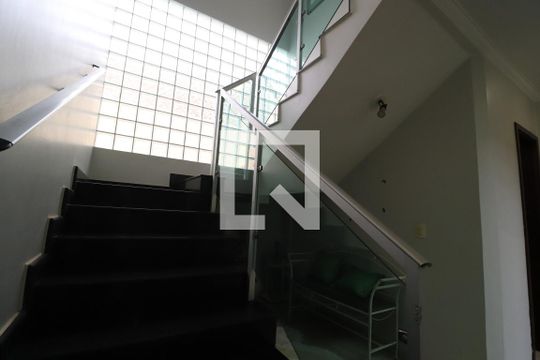 Escada de casa para alugar com 7 quartos, 456m² em Presidente Roosevelt, Uberlândia