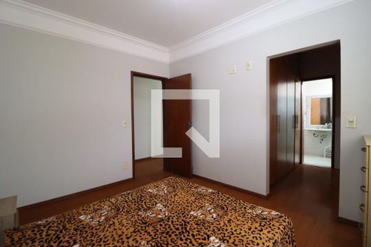Suíte 1 de casa para alugar com 7 quartos, 456m² em Presidente Roosevelt, Uberlândia