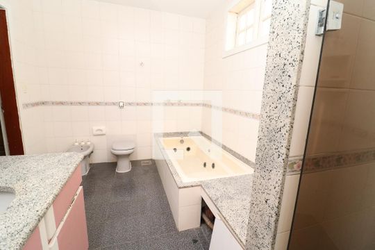 Banheiro da Suíte 1 de casa à venda com 6 quartos, 707m² em Jardim Guanabara, Rio de Janeiro