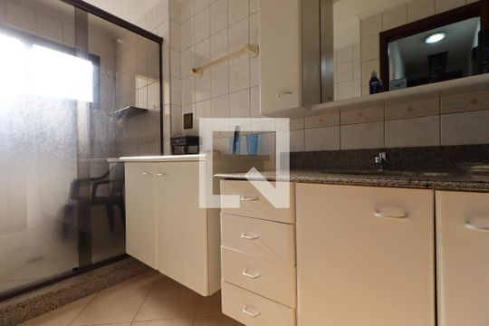 Banheiro de apartamento para alugar com 2 quartos, 107m² em Centro, Ribeirão Preto