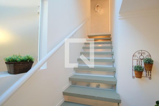 Escada de casa para alugar com 2 quartos, 115m² em Chácara Califórnia, São Paulo