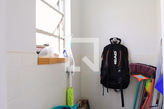 Banheiro de serviço de apartamento à venda com 3 quartos, 74m² em Serra, Belo Horizonte