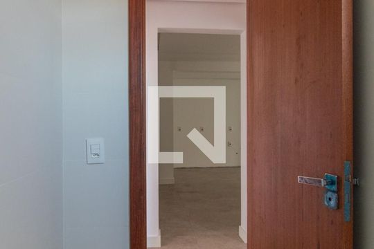Banheiro Social de apartamento à venda com 3 quartos, 131m² em Teresópolis, Porto Alegre