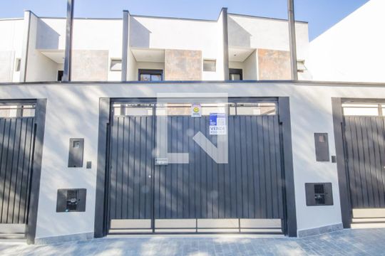 Fachada e Placa de casa à venda com 3 quartos, 115m² em Bela Vista, Osasco