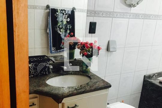 Banheiro suíte 3 de apartamento para alugar com 3 quartos, 120m² em Vila Tupi, Praia Grande
