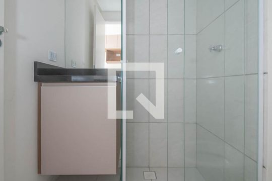 Banheiro de kitnet/studio para alugar com 1 quarto, 16m² em Vila Guarani (zona Sul), São Paulo