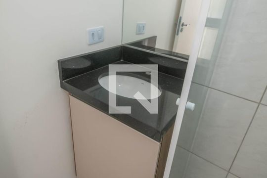 Banheiro de kitnet/studio para alugar com 1 quarto, 16m² em Vila Guarani (zona Sul), São Paulo