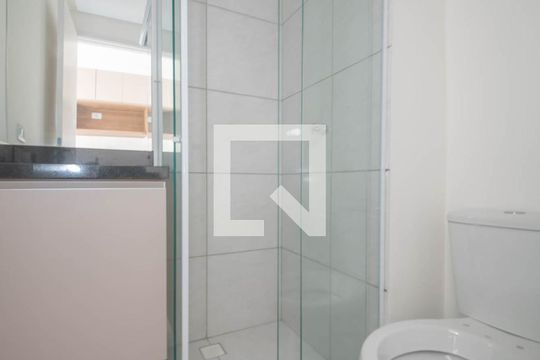 Banheiro de kitnet/studio para alugar com 1 quarto, 16m² em Vila Guarani (zona Sul), São Paulo