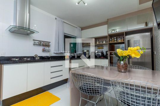 Cozinha de casa à venda com 3 quartos, 320m² em Vila Carrão, São Paulo