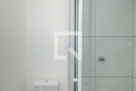 Banheiro de kitnet/studio para alugar com 1 quarto, 17m² em Vila Guarani (zona Sul), São Paulo