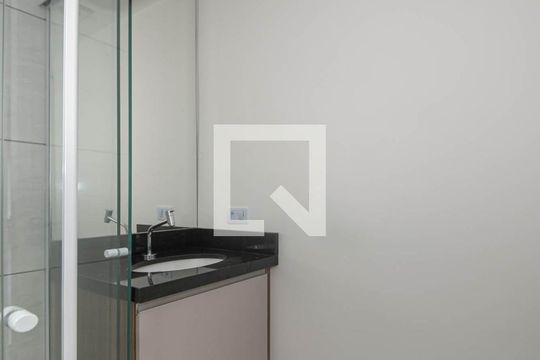Banheiro de kitnet/studio para alugar com 1 quarto, 17m² em Vila Guarani (zona Sul), São Paulo