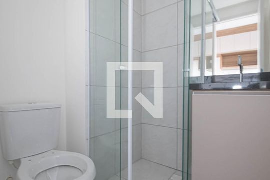 Banheiro de kitnet/studio para alugar com 1 quarto, 17m² em Vila Guarani (zona Sul), São Paulo