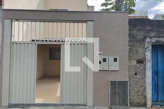 Fachada de casa à venda com 1 quarto, 100m² em Jardim Laguna, Contagem