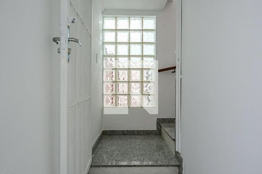 Escada de casa para alugar com 3 quartos, 200m² em Vila Progredior, São Paulo