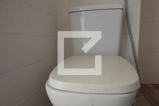 Banheiro de apartamento para alugar com 2 quartos, 50m² em Vila Valqueire, Rio de Janeiro