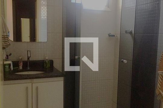 Banheiro de apartamento à venda com 2 quartos, 55m² em Vila Mangalot, São Paulo