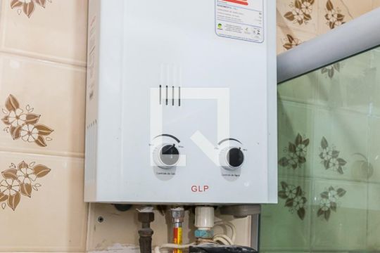 Banheiro de apartamento para alugar com 2 quartos, 51m² em Brás de Pina, Rio de Janeiro