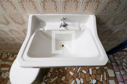 Banheiro de kitnet/studio para alugar com 1 quarto, 18m² em Santana, São Paulo
