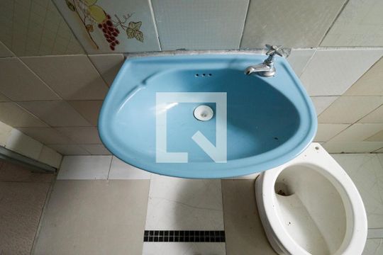 Banheiro de kitnet/studio para alugar com 1 quarto, 18m² em Santana, São Paulo