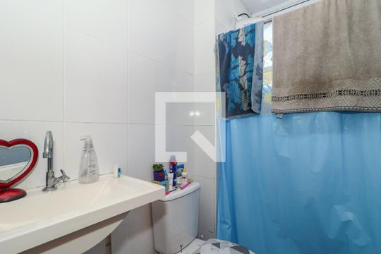 Banheiro de apartamento à venda com 2 quartos, 47m² em Chácara das Pedras, Porto Alegre