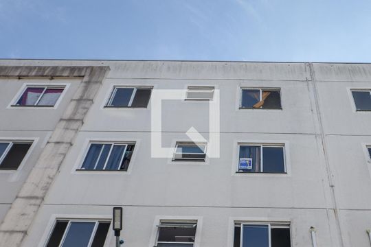 Fachada do bloco e placa de apartamento à venda com 2 quartos, 47m² em Chácara das Pedras, Porto Alegre