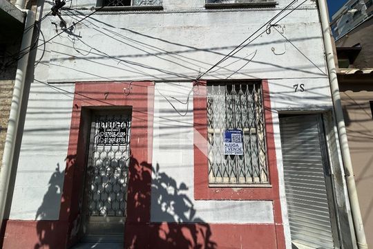 Fachada + plaquinha de casa para alugar com 1 quarto, 80m² em Encantado, Rio de Janeiro