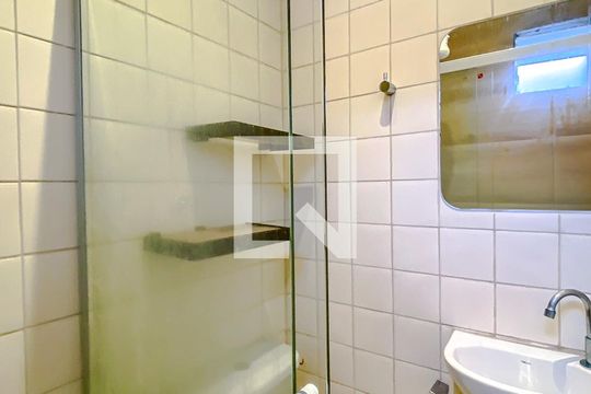 Banheiro de kitnet/studio para alugar com 1 quarto, 8m² em Água Rasa, São Paulo