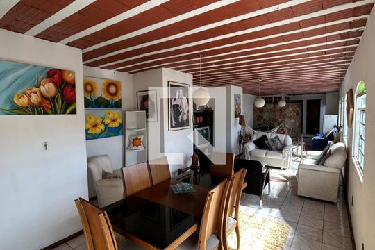 Sala de casa à venda com 3 quartos, 180m² em Vila Cloris, Belo Horizonte