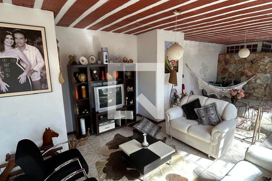 Sala de casa à venda com 3 quartos, 180m² em Vila Cloris, Belo Horizonte