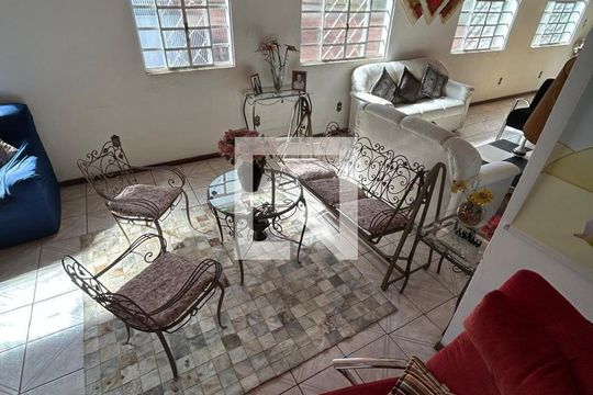 Sala de casa à venda com 3 quartos, 180m² em Vila Cloris, Belo Horizonte