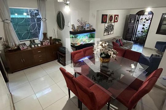 Sala de casa à venda com 3 quartos, 180m² em Vila Cloris, Belo Horizonte