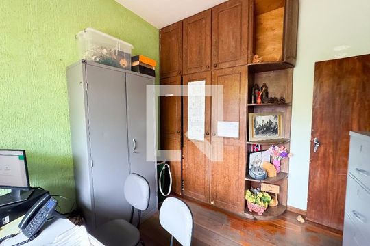 Quarto 1 de casa à venda com 3 quartos, 250m² em Santa Cruz Industrial, Contagem